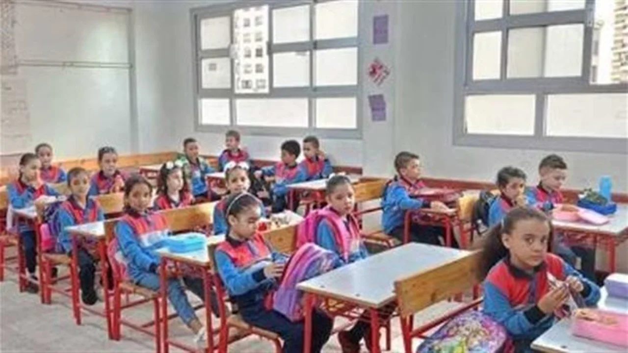 دعم تقني.. المدارس تساعد أولياء الأمور في تسجيل رغبات الالتحاق عبر التطبيق الإلكتروني